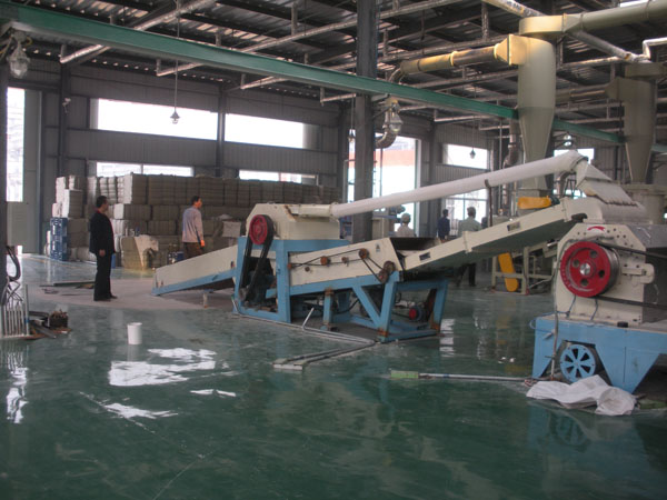 我公司生產的大型開棉機與第三代仿德精制棉粉碎機配套生產